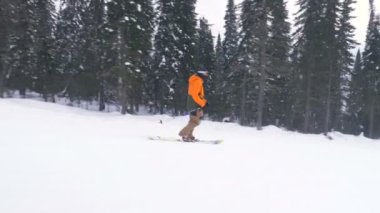 Telemark tekniğini kullanarak karlı yolda gökyüzü sporcusu