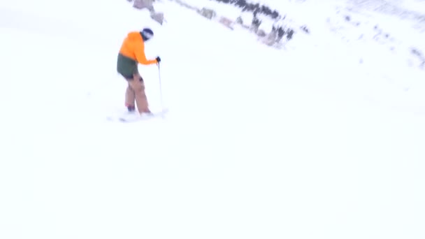 Professional skier practices using technique of Telemark — 비디오