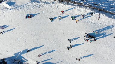 etkin turist siluetleri tatil beldesinin tepesinde kayak yapıyor