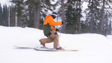 Telemark tekniğini kullanarak karlı yolda gökyüzü sporcusu