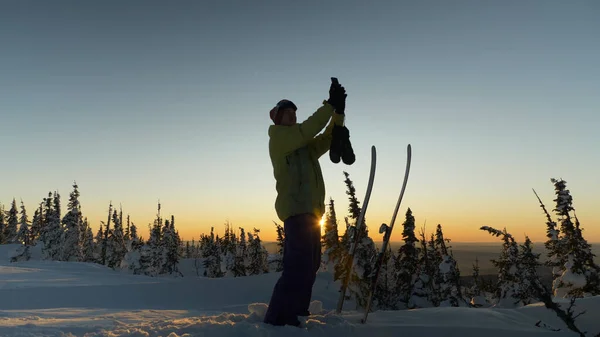 Killen tar skidutrustning och visar prata på videosamtal — Stockfoto