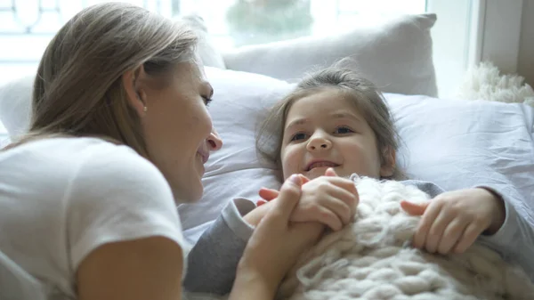 Meravigliosa madre e figlia comunicare sdraiati sul letto — Foto Stock