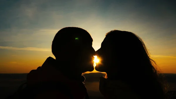 Uomo barbuto e dai capelli lunghi signora silhouette bacio e ridere — Foto Stock