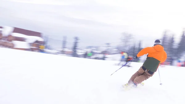 Atleet luchten langs besneeuwde baan met behulp van techniek van Telemark — Stockfoto