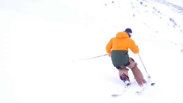 テレマークの技術を使ったプロのスキーヤーの練習 — ストック写真