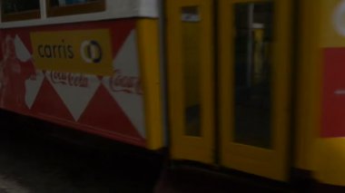 Lizbon 'da 28. tramvay hattında Coca-Cola reklamı.