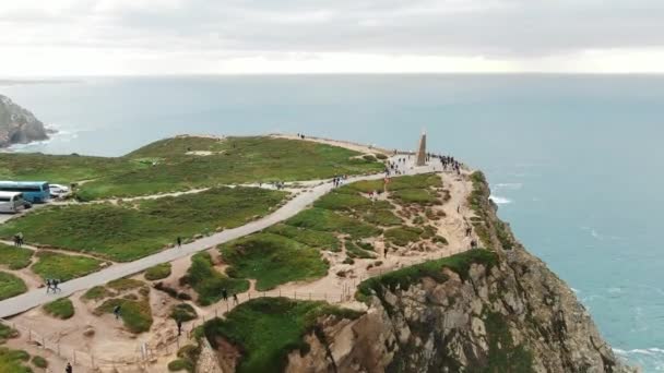 Voo para o ponto de observação e monumento no penhasco do Cabo Roca — Vídeo de Stock