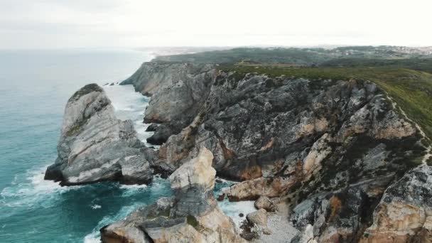 Increíble orilla del mar con colinas rocosas desnudas y olas azules — Vídeo de stock