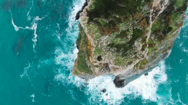 Voo sobre rocha nua alta na costa lavada por ondas rolantes — Vídeo de Stock