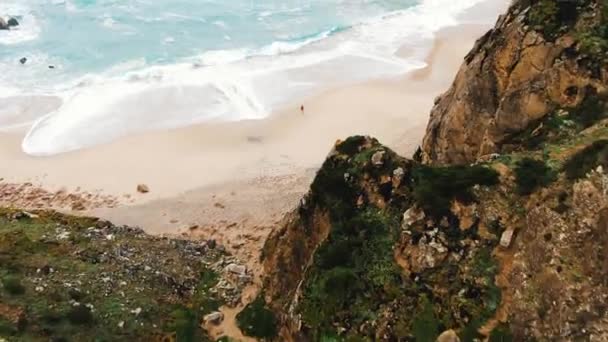 Movimiento entre montañas rocosas a la vista aérea de la playa del océano — Vídeos de Stock