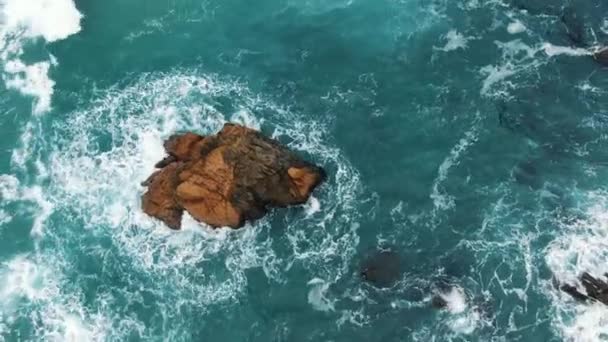 Azure ocean waves roll on empty sea coast with cliff rocks — Stock Video