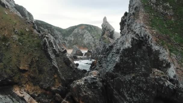 Воздушное движение над скалами и большими скалами на фантастическом пляже — стоковое видео