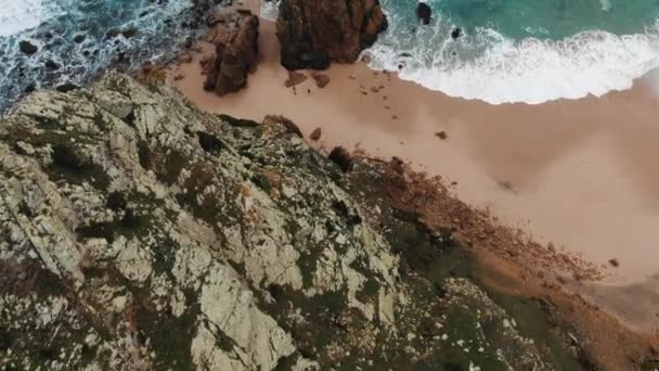 Riva al mare con colline rocciose vicino spiaggia di sabbia con onde azzurre — Video Stock