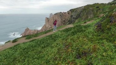 Kız kayalık dağda yürür tepelere ve okyanusa karşı