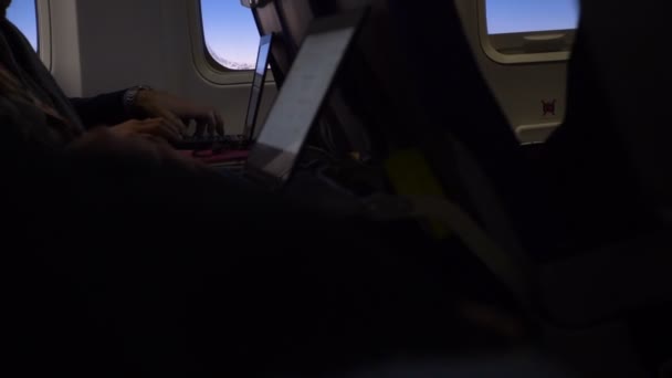 Пассажиры самолета работают на ноутбуках в деловой поездке — стоковое видео