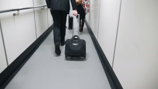 Passeggeri a piedi lungo la jetway aeroportuale per salire a bordo dell'aereo — Video Stock