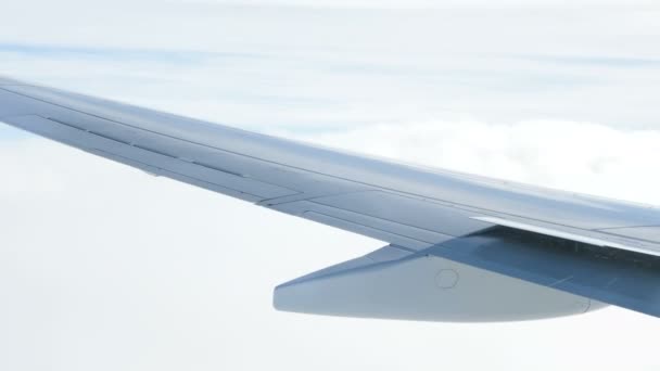 Άποψη της πτέρυγας του αεροπλάνου που αιωρείται στον ουρανό και διαλύεται στα σύννεφα — Αρχείο Βίντεο