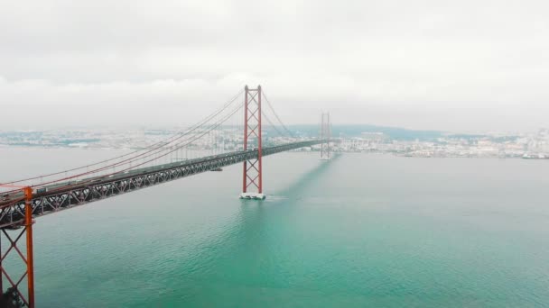 Autos fahren über lange rote Brücke Ponte de April Lissabon — Stockvideo