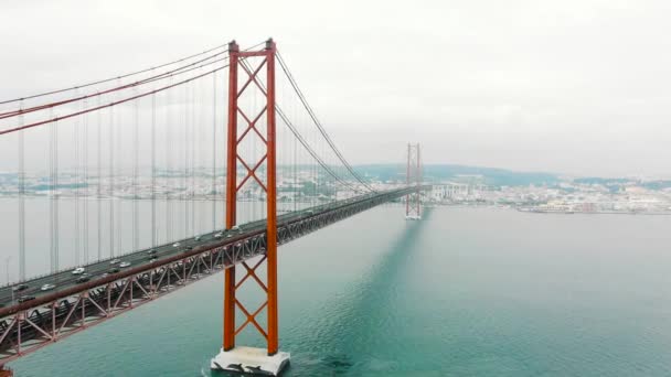 Zapierające dech w piersiach Ponte de Abril Lizbona most z odległych samochodów — Wideo stockowe