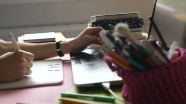 Yoğunlaşmış bayan profesyonel grafik sekmesi ile çalışır