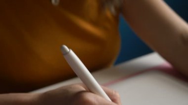 Profesyonel kız grafik tasarımcısı özel tablet üzerinde çalışıyor