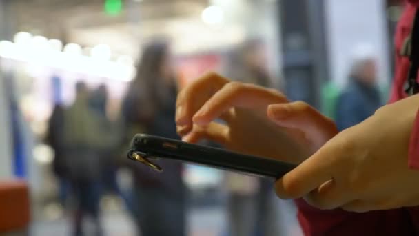 Kvinna händer hålla svart smartphone svep och tryck på skärmen — Stockvideo