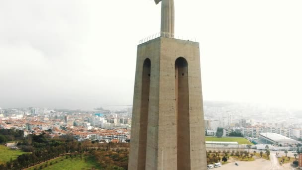 Monumento de Lisboa Jesus contra a vista pitoresca da cidade — Vídeo de Stock