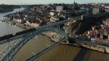 Douro Nehri üzerinde tramvayı olan Ponte Luis Metal Köprüsü