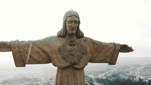 Almada Jézus kő emlékmű tárt karokkal és szomorú arccal — Stock videók