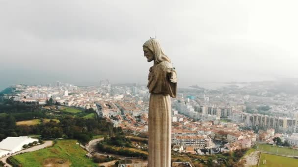 Majestoso monumento de pedra de Jesus contra Almada cidade e céu — Vídeo de Stock