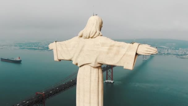 Tagus nehri ve kırmızı köprünün yanındaki büyük taş İsa anıtı — Stok video
