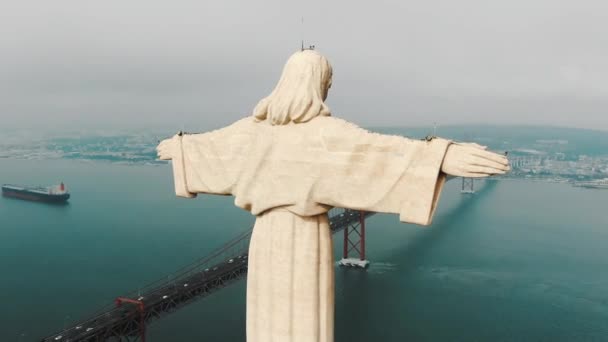 Grande pietra Gesù monumento vicino al fiume Tago e ponte rosso — Video Stock