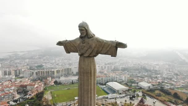 Monumento de Jesús triste con los brazos abiertos contra la ciudad de Lisboa — Vídeo de stock