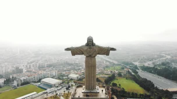 Majestátní Ježíšův pomník proti bílému zamračenému nebi a Lisabonu — Stock video