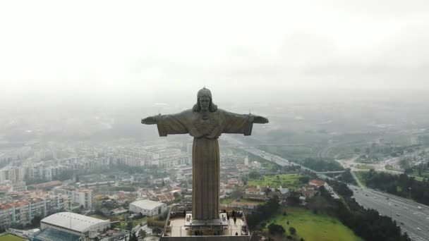 Jesus monument med sorgligt ansikte och öppna armar mot Almada — Stockvideo