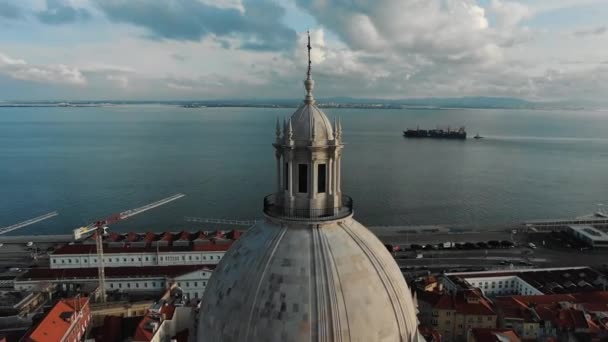 Cathédrale de Lisbonne contre la ville pittoresque et l'estuaire de la rivière — Video