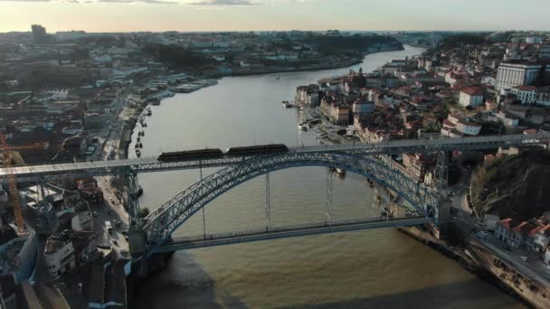 Kyvadlová tramvaj jezdí na kovovém mostě Ponte Luis přes řeku — Stock video