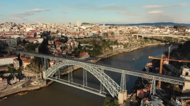 Gamla stan vy med metall Ponte Luis bron över Dourofloden — Stockvideo