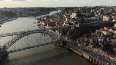 Porto şehir merkezinde küçük binaları ve eski metal köprüsü var.
