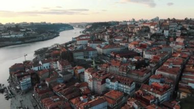 Küçük gemileriyle mavi Douro nehri eski Portekiz şehrini bölüyor