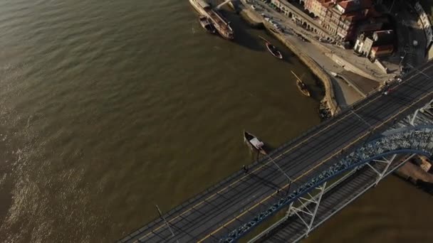 Старий металевий міст з далекими пішоходами проти річки — стокове відео