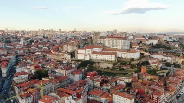 Pittoresque ville de Porto avec des bâtiments blancs lumineux sur la colline — Video