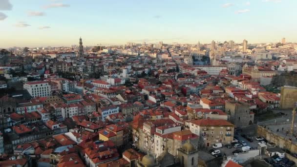 Gamla Portugal stad med små hus och ljusa röda tak — Stockvideo