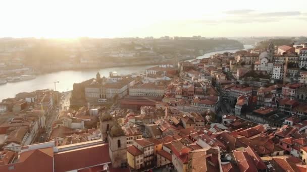 Vieille ville avec de beaux petits bâtiments en terre cuite au coucher du soleil — Video