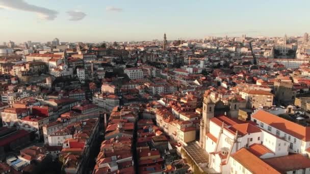 Ciudad con pequeños edificios blancos techos rojos y calles estrechas — Vídeos de Stock