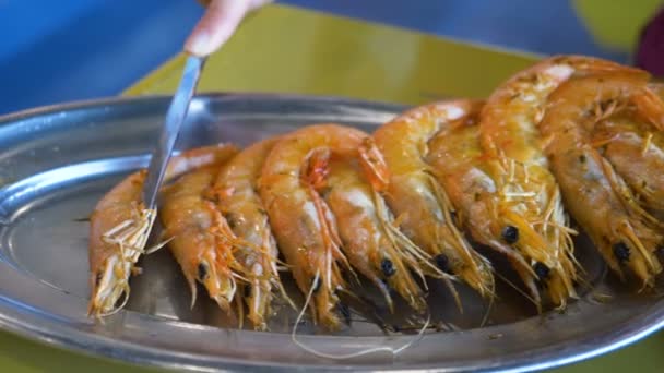 Ruční odstraňuje s nožem vařené krevety v omáčce z špejle — Stock video