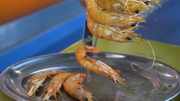 Рука розділяється ножем смачні креветки в солодкому соусі — стокове відео