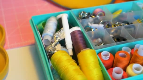 Caja de plástico brillante con hilos de colores y artículos de costura — Vídeo de stock