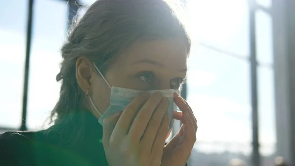Молода дівчина одягає медичну маску крупним планом — стокове фото