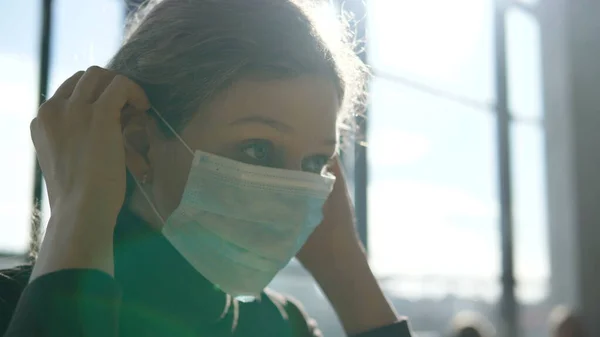 Jong meisje zet op een medisch masker close-up — Stockfoto